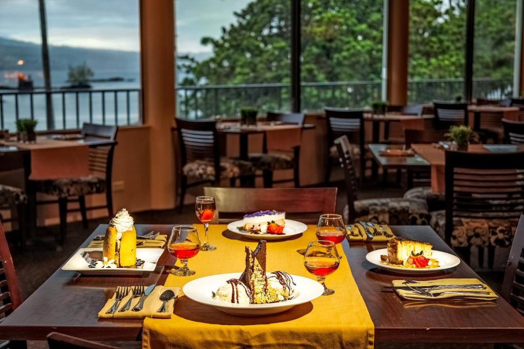 Castle Hilo Hawaiian Hotel image 15